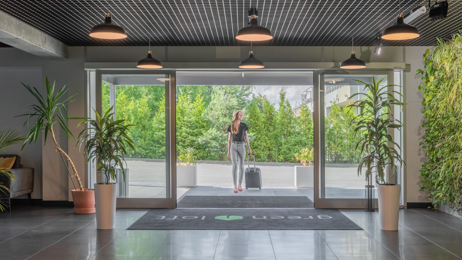 Green Loft Gdynia — wejście do aparthotelu, lobby